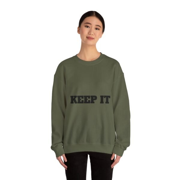 سويت شيرت برقبة دائرية بشعار رياضي - "حافظ على لياقتك... فقط حافظ على لياقتك"" fitness slogan crewneck sweatshirt — "keep it shirt...just keep the fittness up"