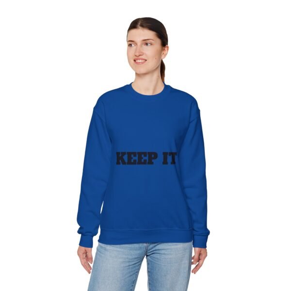 سويت شيرت برقبة دائرية بشعار رياضي - "حافظ على لياقتك... فقط حافظ على لياقتك"" fitness slogan crewneck sweatshirt — "keep it shirt...just keep the fittness up"