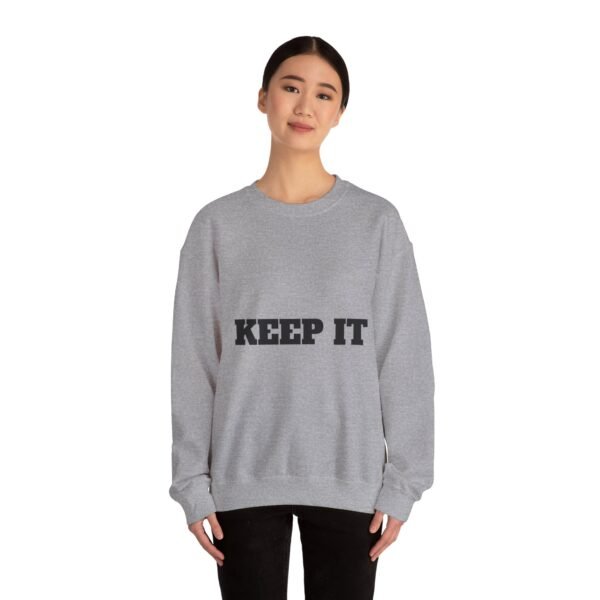 سويت شيرت برقبة دائرية بشعار رياضي - "حافظ على لياقتك... فقط حافظ على لياقتك"" fitness slogan crewneck sweatshirt — "keep it shirt...just keep the fittness up"