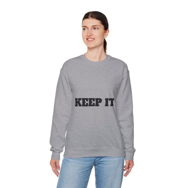 سويت شيرت برقبة دائرية بشعار رياضي - "حافظ على لياقتك... فقط حافظ على لياقتك"" fitness slogan crewneck sweatshirt — "keep it shirt...just keep the fittness up"