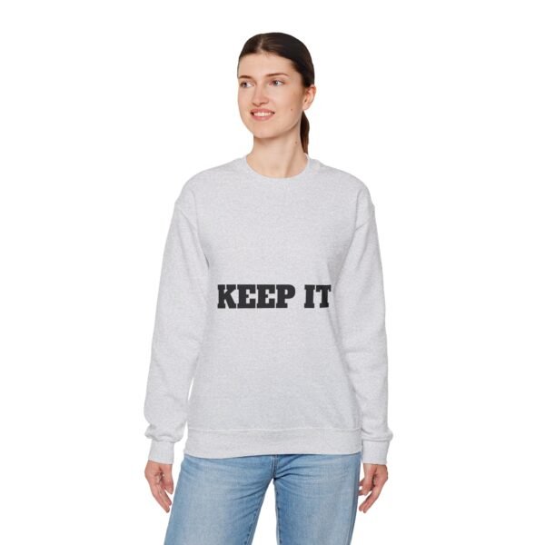 سويت شيرت برقبة دائرية بشعار رياضي - "حافظ على لياقتك... فقط حافظ على لياقتك"" fitness slogan crewneck sweatshirt — "keep it shirt...just keep the fittness up"