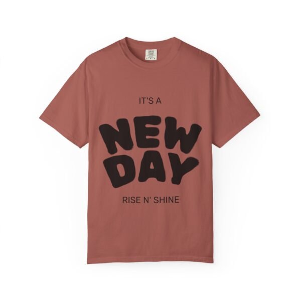 تيشيرت "يوم جديد" - تيشيرت ملهم "يوم جديد... أنت جديد دائمًا" a new day t shirt — "a new day... a new you always" inspirational tee