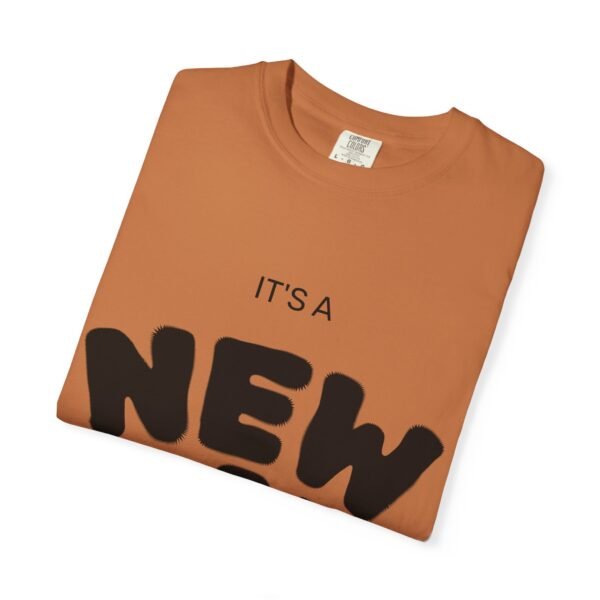 تيشيرت "يوم جديد" - تيشيرت ملهم "يوم جديد... أنت جديد دائمًا" a new day t shirt — "a new day... a new you always" inspirational tee
