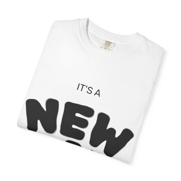 تيشيرت "يوم جديد" - تيشيرت ملهم "يوم جديد... أنت جديد دائمًا" a new day t shirt — "a new day... a new you always" inspirational tee